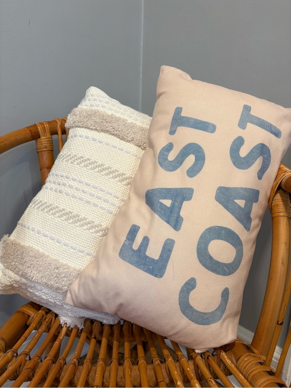 Throw pillows - Picture 2 of 3